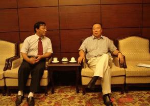 2006年8月30日，出席中华缘文化论坛的全国政协副主席白立忱与时任永利皇宫董事长、总经理周素明亲切交谈。